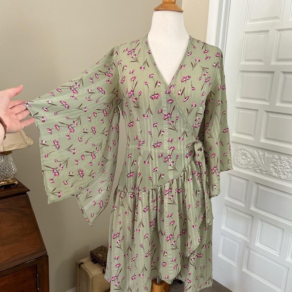 Unique 21 light green and floral print wrap dress with v-neck Size Small / 4 - Picture 1 of 7